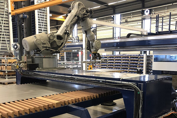 激光切割機與機械臂.jpg 激光切割機與機械臂.jpg